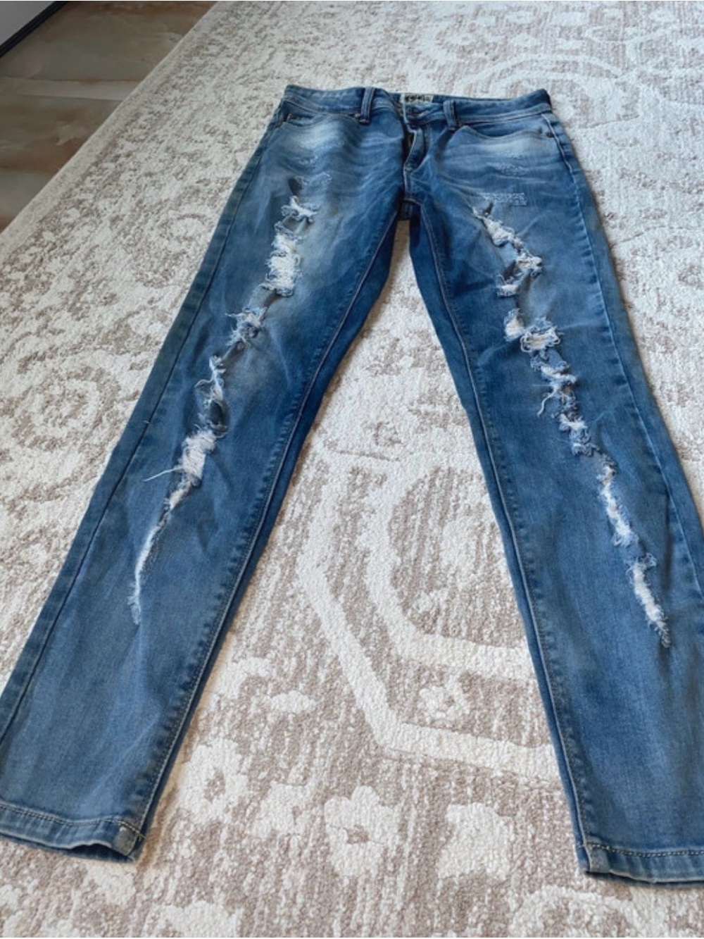 Women’s Distressed Skinny Jeans in Blue